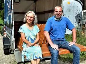 Frau und Mann auf Anhänger