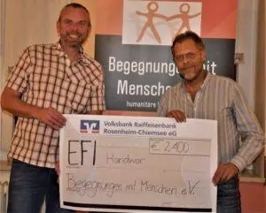 Übergabe eines Spendenscheks