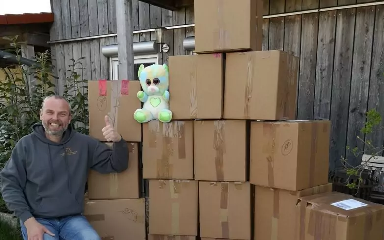 Mann mit Paketen