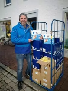 Mann mit Paketen