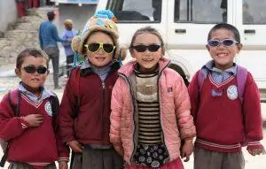 Kinder mit Sonnenbrillen