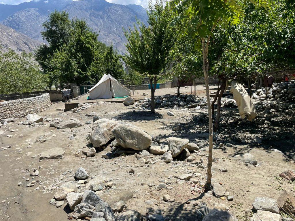 Notdüftige Zelte in Pakistan nach Flutkatastrophe