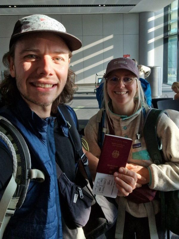 Mehr über den Artikel erfahren Adrian und Melanie gut in Uganda angekommen