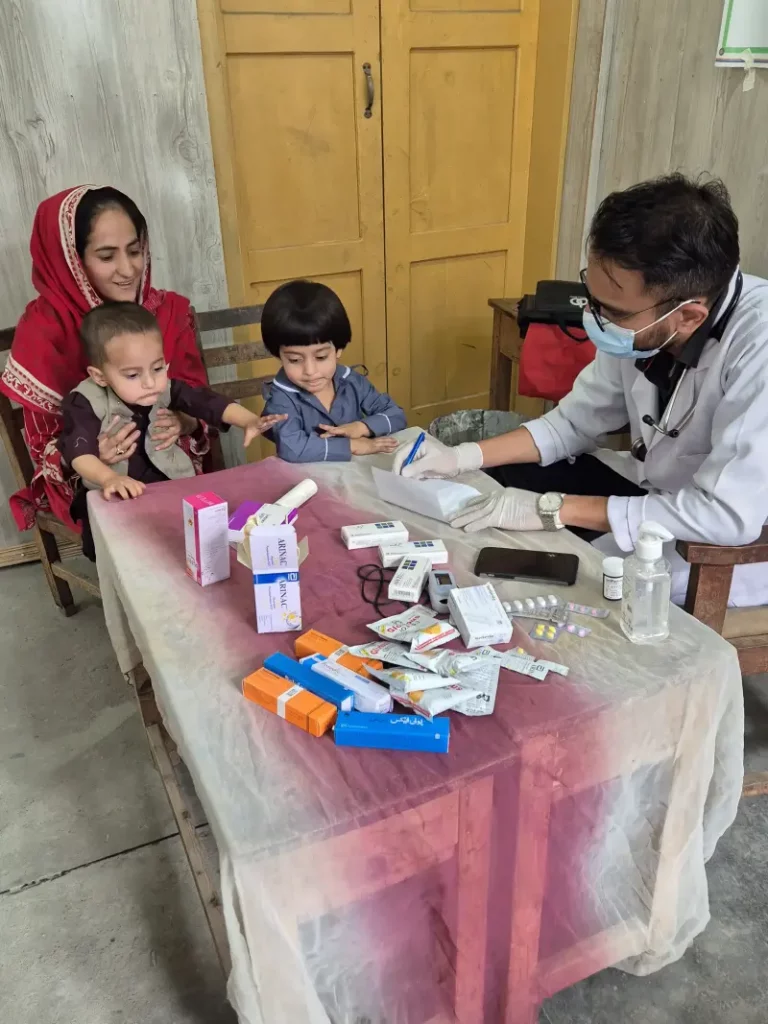 Ein Arzt behandelt drei Kinder